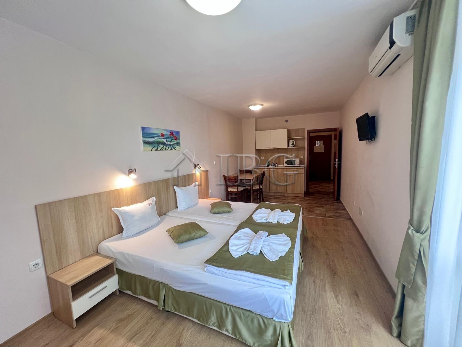 Spacious 1-Bedroom Apartment with Pool View in Karlovo Complex, Sunny Beach — photo 9 of 18