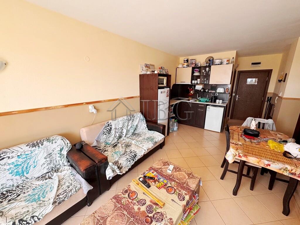 Spacious 2-Bedroom, 2-Bathroom Apartment with Pool View in Sunset Beach 3, Sunny Beach — photo 10 of 21