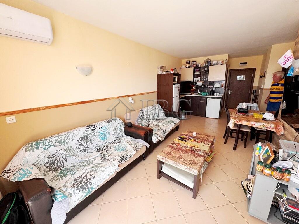 Spacious 2-Bedroom, 2-Bathroom Apartment with Pool View in Sunset Beach 3, Sunny Beach — photo 12 of 21