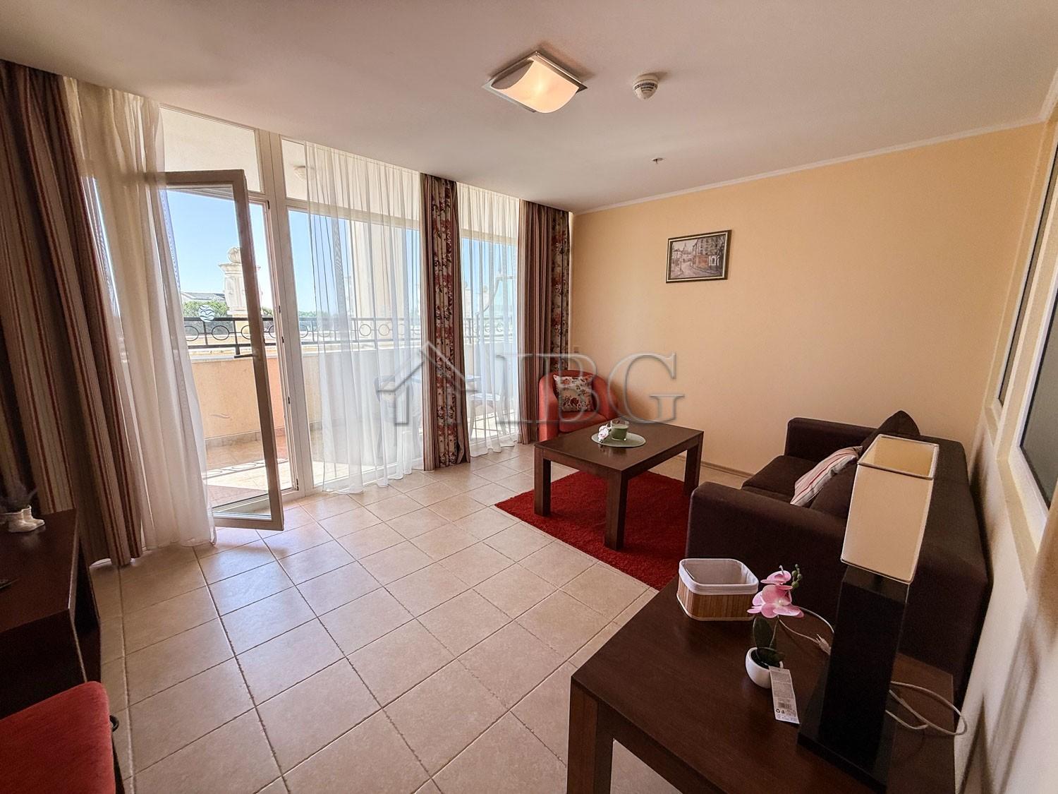 Spacious 1-Bedroom Apartment with Sea and Pool Views on the First Line in Sunset Resort, Pomorie — photo 10 of 25