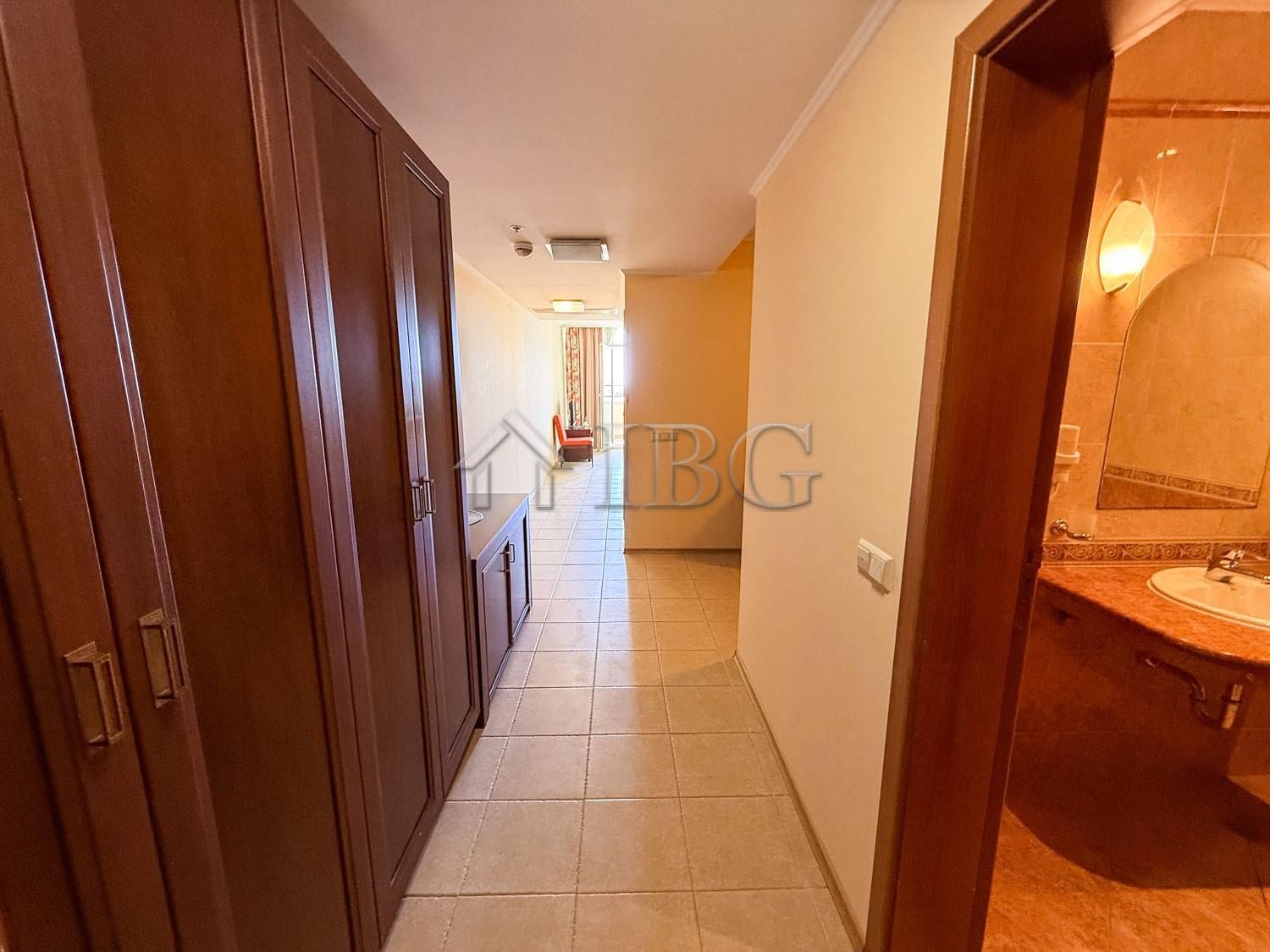Spacious 1-Bedroom Apartment with Sea and Pool Views on the First Line in Sunset Resort, Pomorie — photo 20 of 25