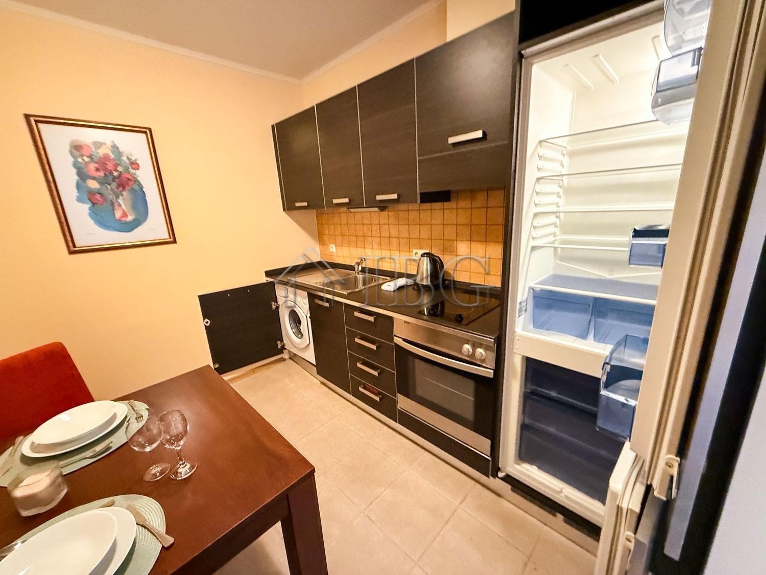 Spacious 1-Bedroom Apartment with Sea and Pool Views on the First Line in Sunset Resort, Pomorie — photo 13 of 25