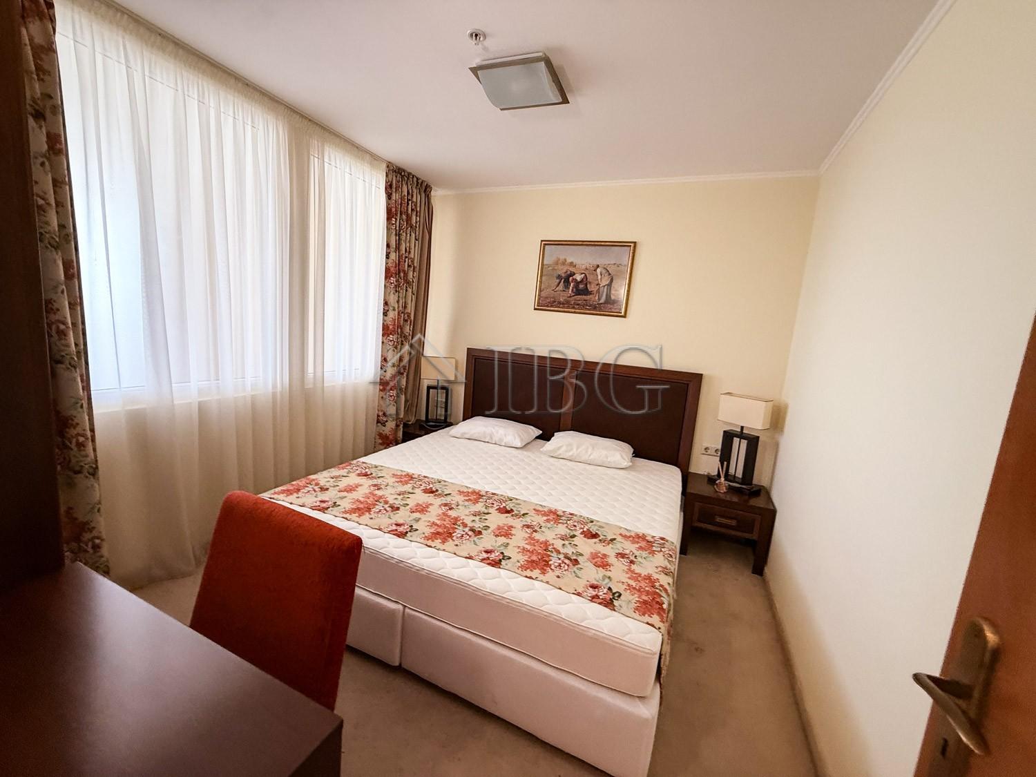 Spacious 1-Bedroom Apartment with Sea and Pool Views on the First Line in Sunset Resort, Pomorie — photo 15 of 25