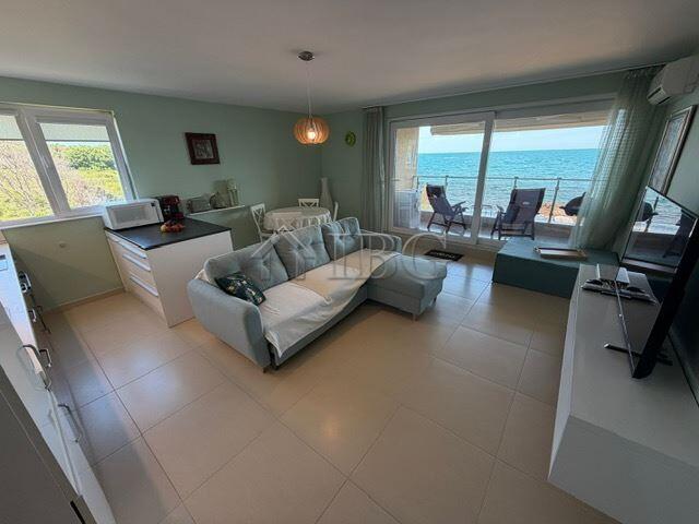 Front-Line 2-Bedroom Apartment with Panoramic Sea View Swan Bay, Chernomorets — photo 9 of 25