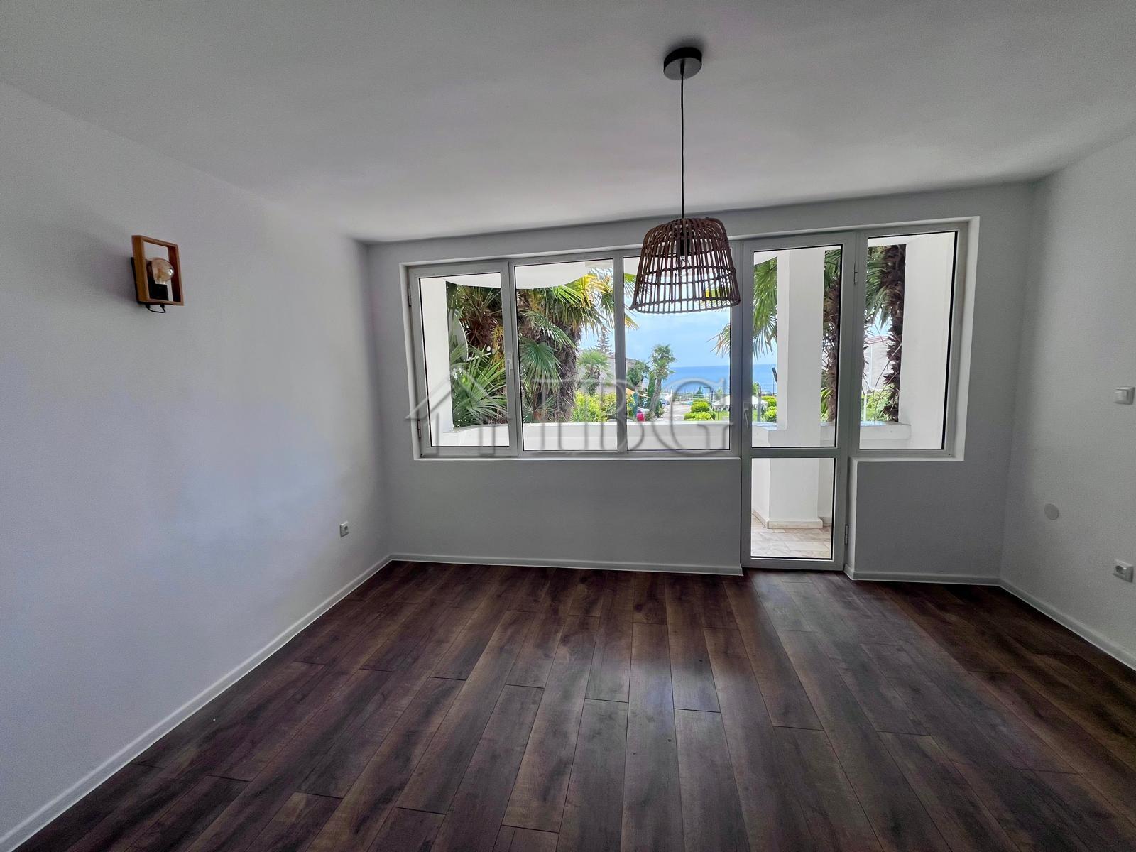 Beachfront 2-Bedroom Duplex with Sea View & Private Parking Oasis, Ravda — photo 15 of 25