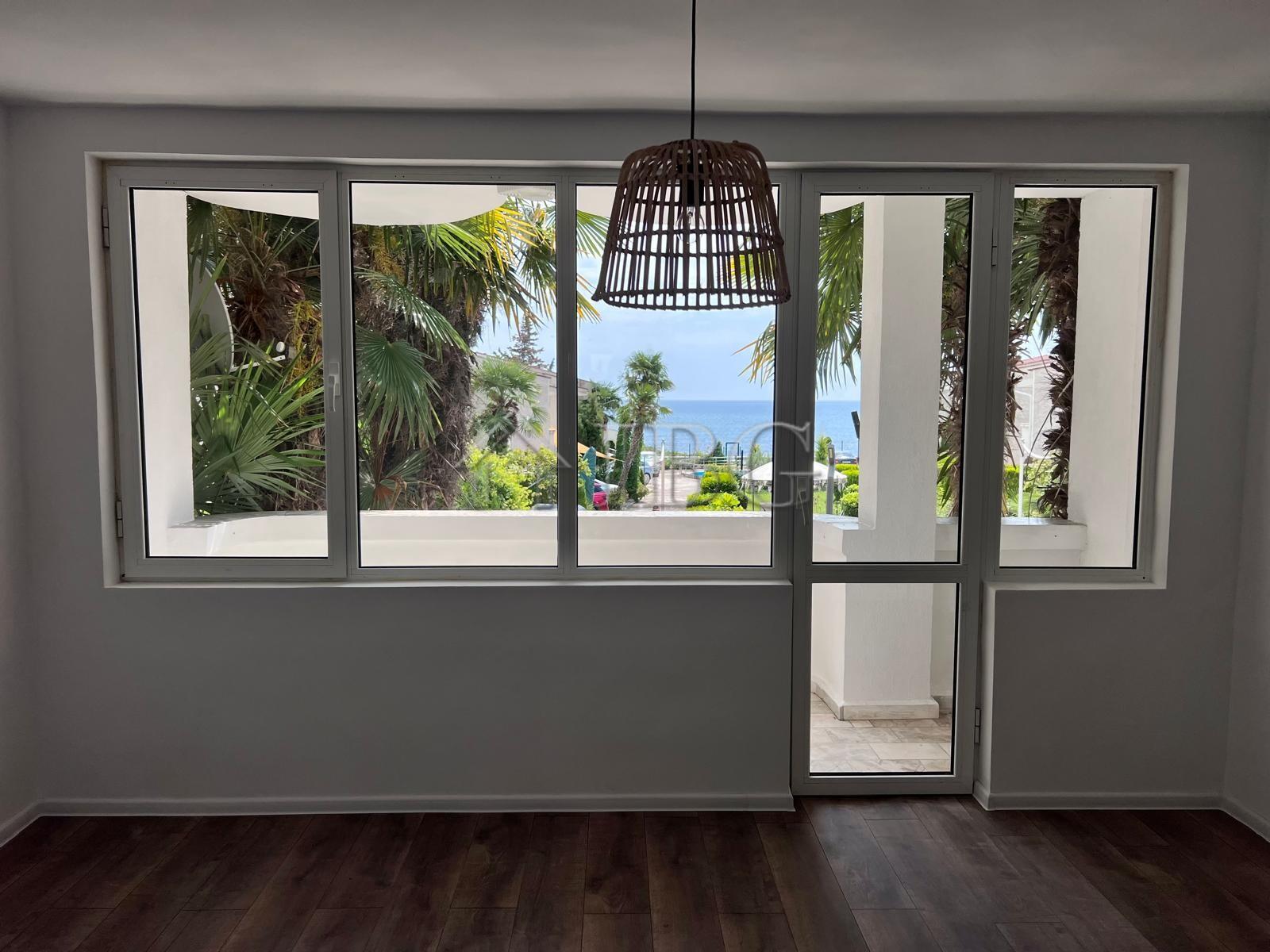 Beachfront 2-Bedroom Duplex with Sea View & Private Parking Oasis, Ravda — photo 16 of 25