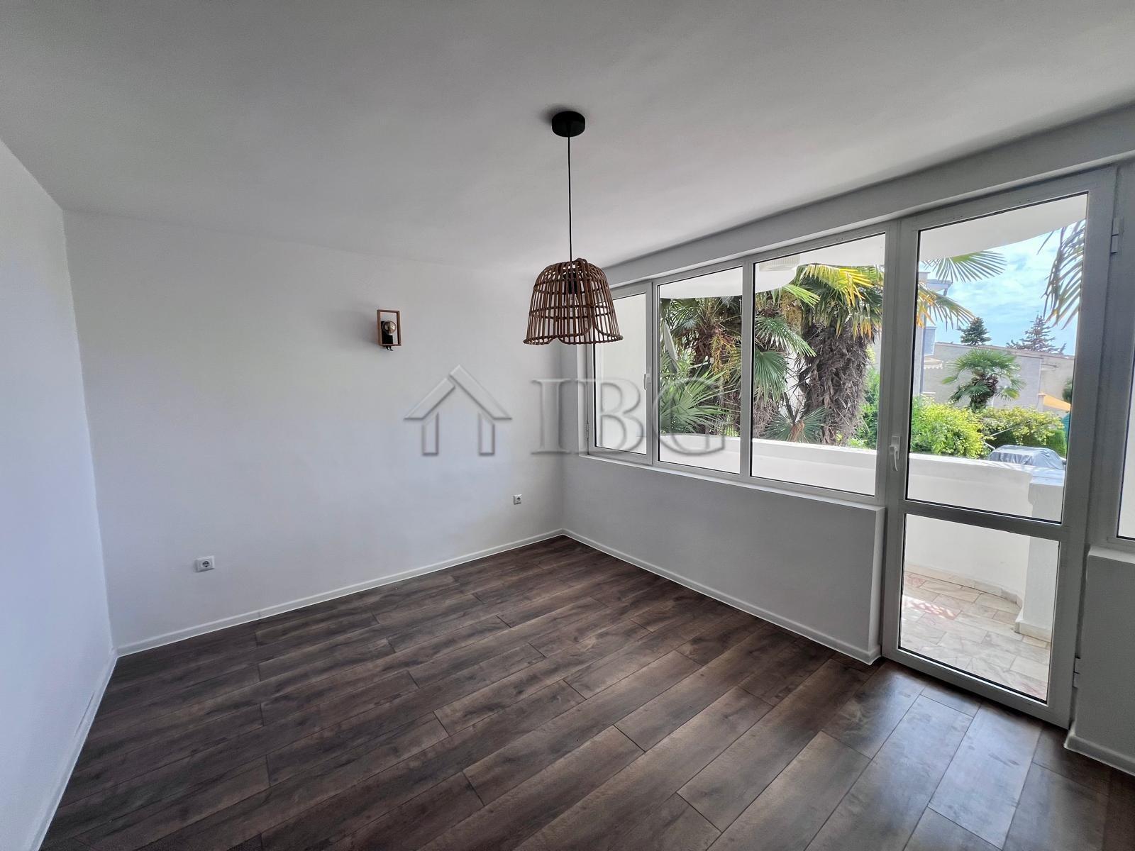 Beachfront 2-Bedroom Duplex with Sea View & Private Parking Oasis, Ravda — photo 17 of 25