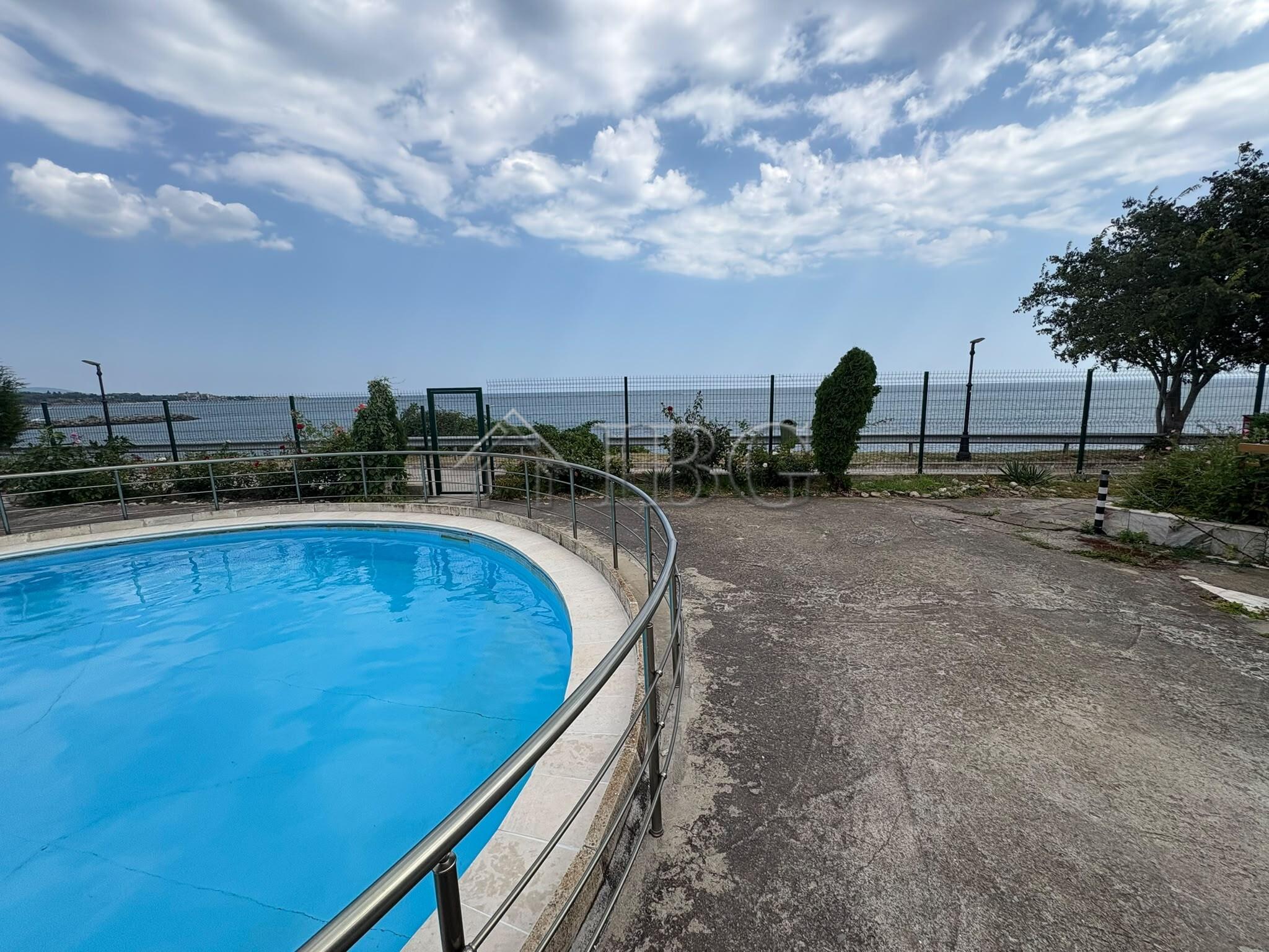Beachfront 2-Bedroom Duplex with Sea View & Private Parking Oasis, Ravda — main photo