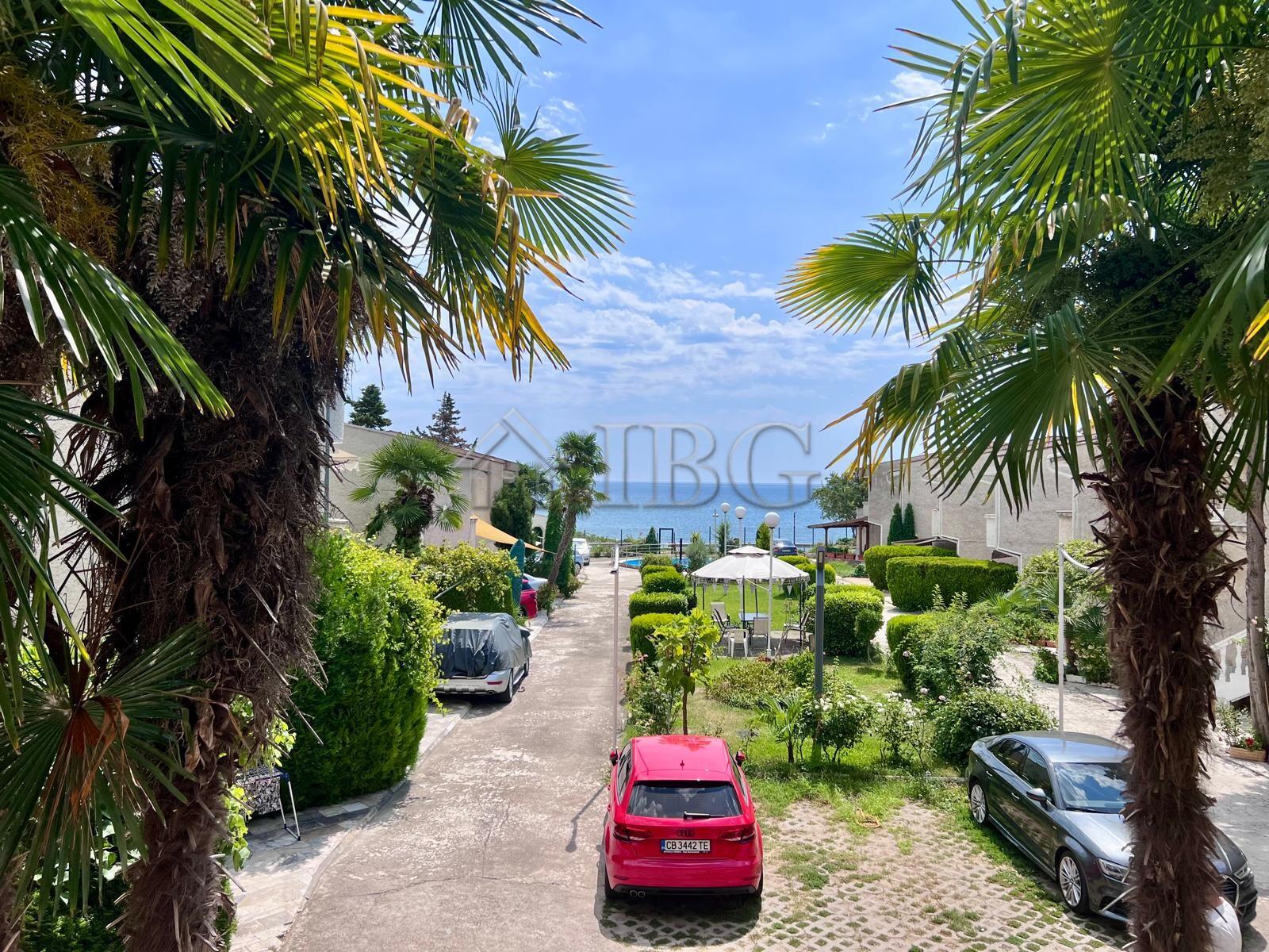 Beachfront 2-Bedroom Duplex with Sea View & Private Parking Oasis, Ravda — photo 20 of 25
