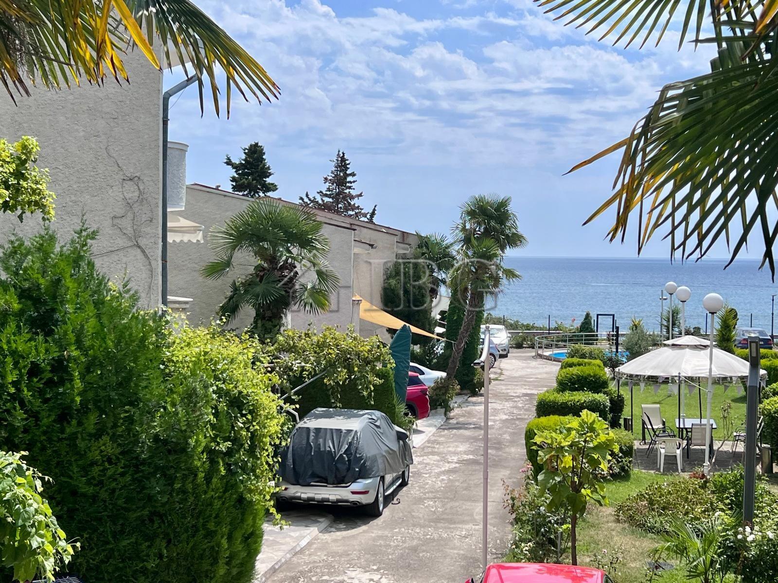 Beachfront 2-Bedroom Duplex with Sea View & Private Parking Oasis, Ravda — photo 22 of 25