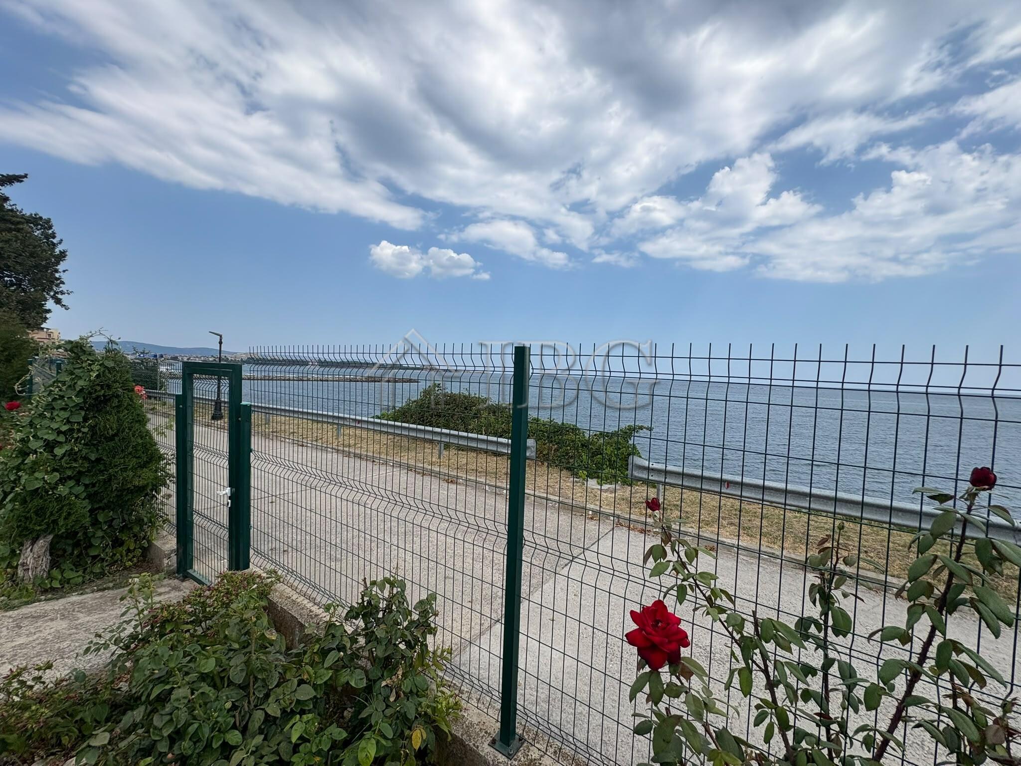 Beachfront 2-Bedroom Duplex with Sea View & Private Parking Oasis, Ravda — photo 5 of 25