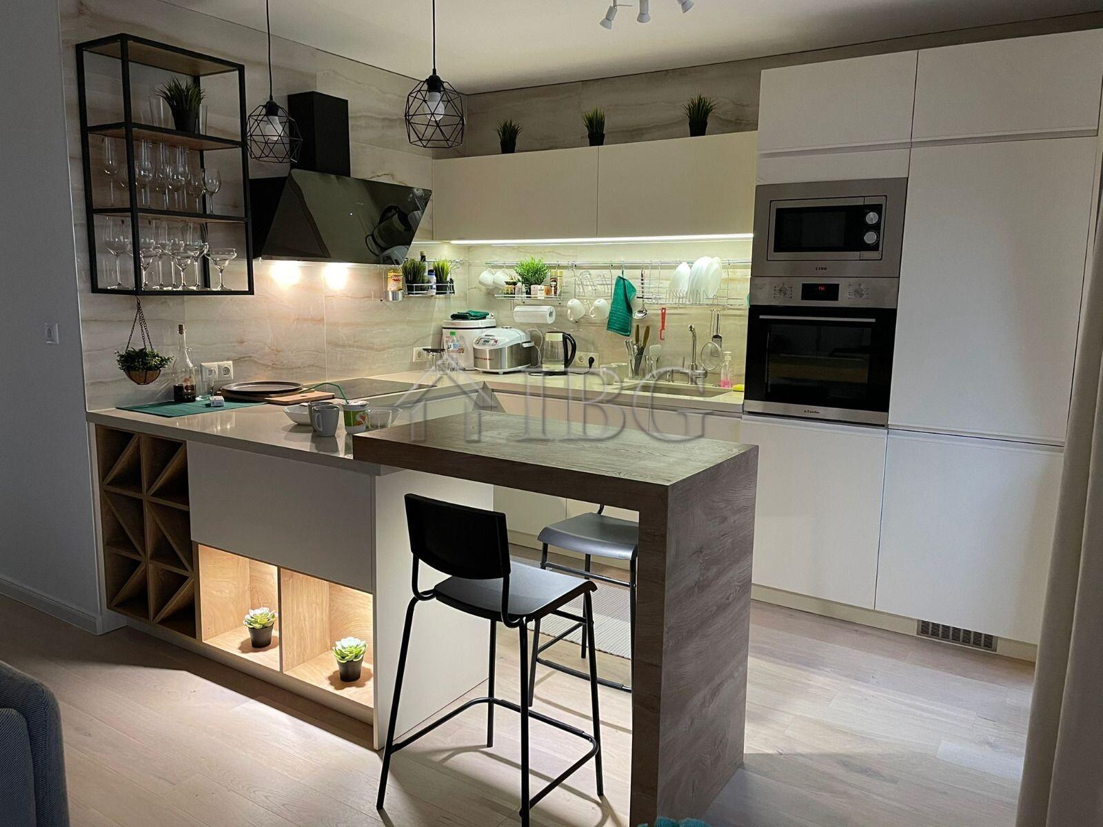 Luxury 4-Bedroom Apartment with Sea View in Aivazovsky Park, Pomorie — photo 20 of 25