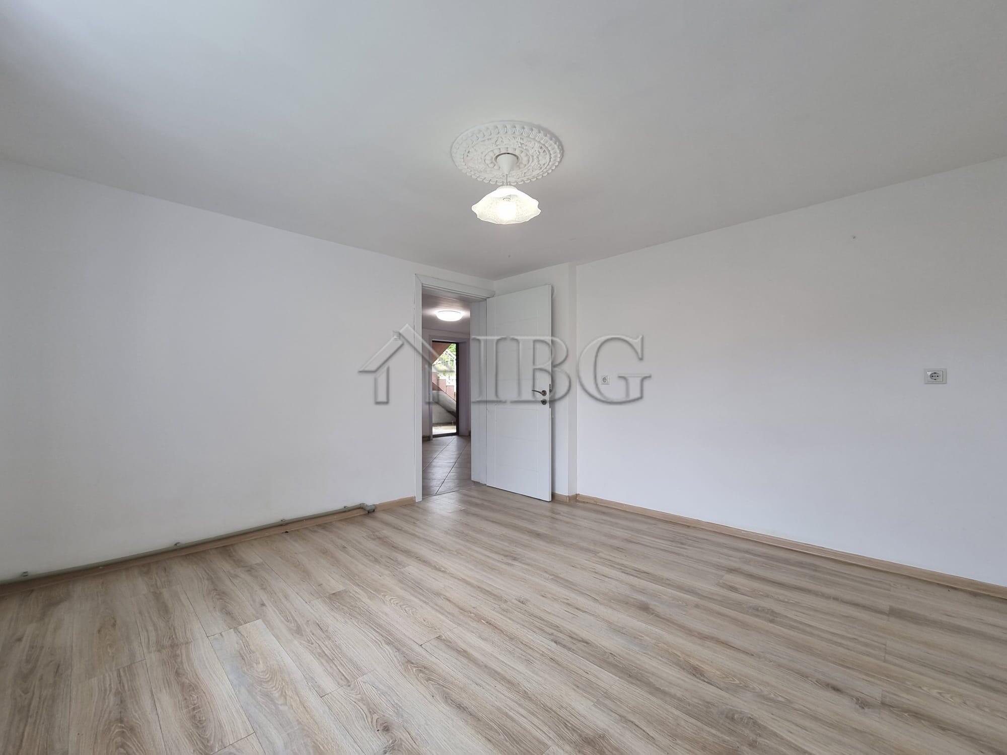 Spacious 5-Bedroom House with 850 sq.m. Garden Dyulevo, Burgas Region — photo 12 of 25