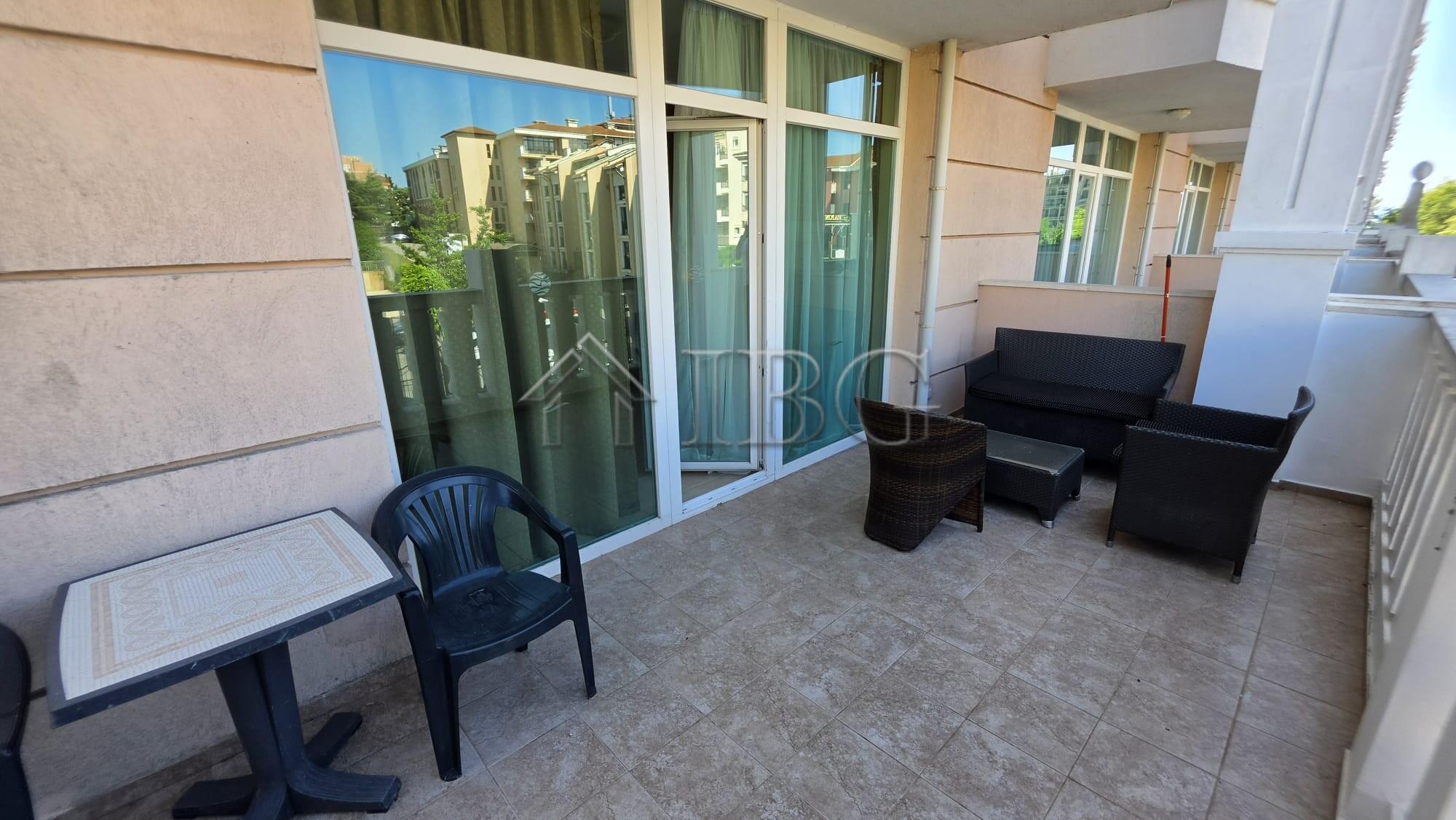 Spacious 1-Bedroom Apartment on the Beachfront in Sunset Resort, Pomorie — photo 4 of 17