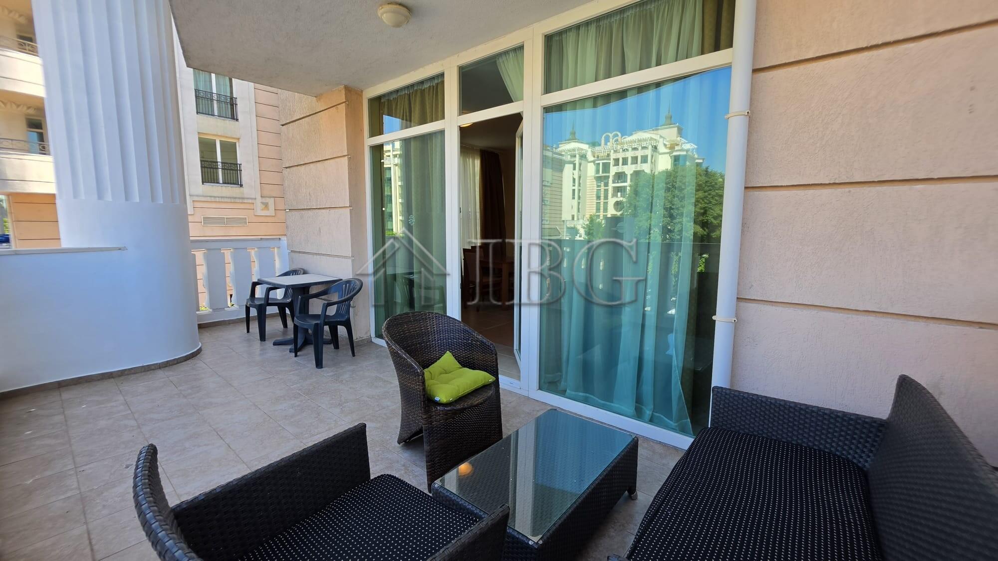 Spacious 1-Bedroom Apartment on the Beachfront in Sunset Resort, Pomorie — photo 5 of 17