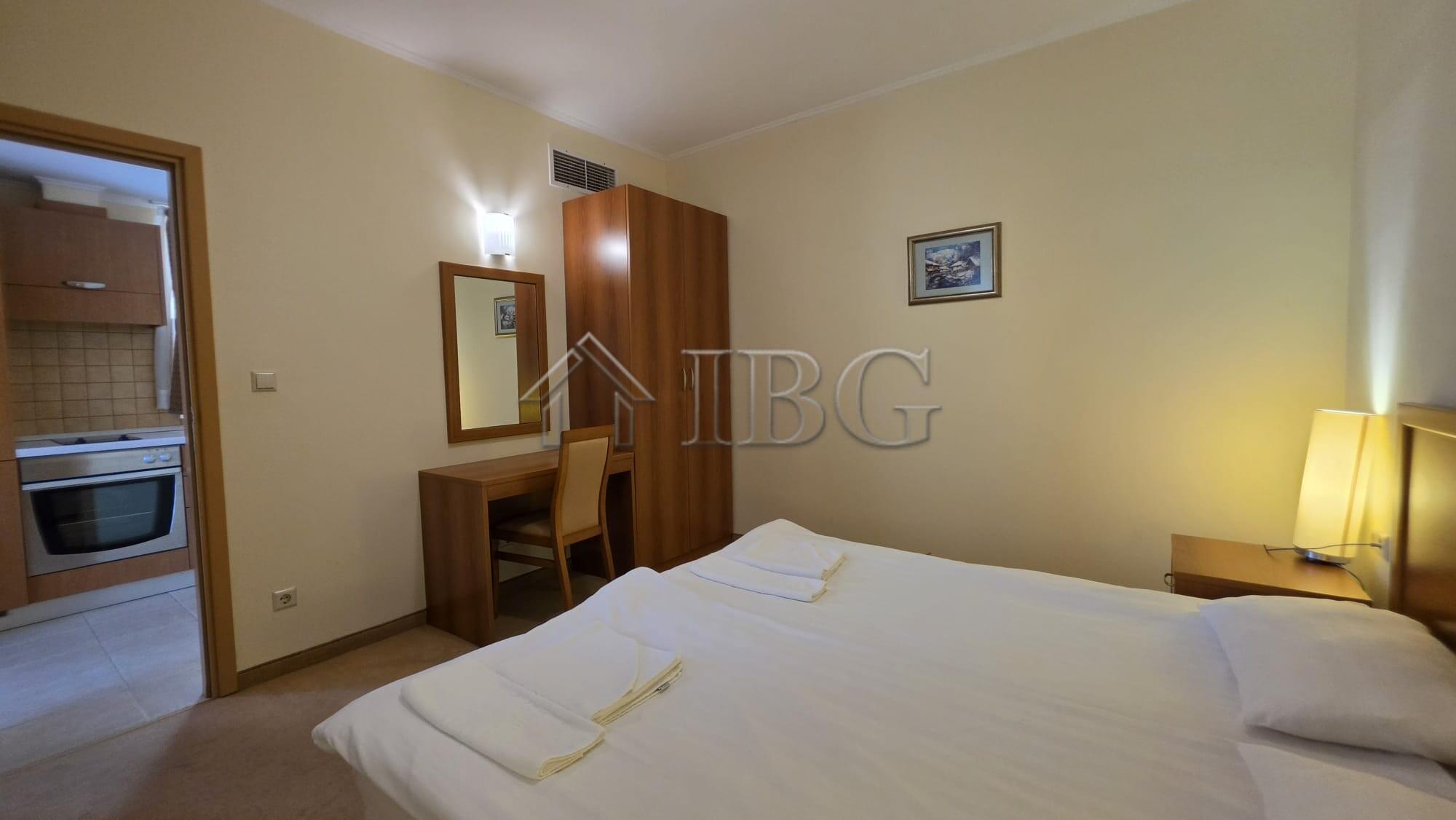 Spacious 1-Bedroom Apartment on the Beachfront in Sunset Resort, Pomorie — photo 12 of 17