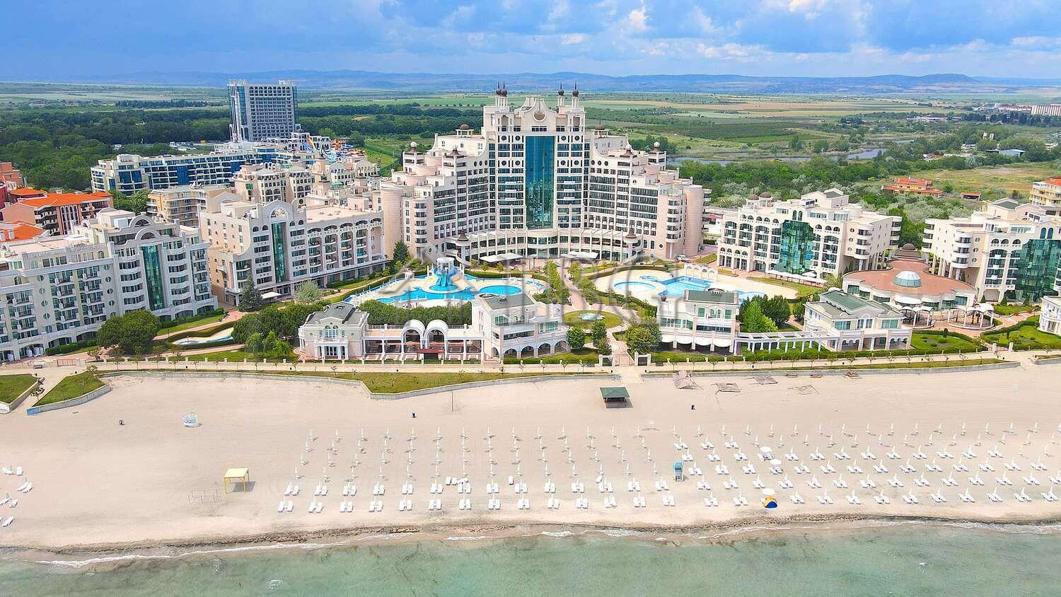 Spacious 1-Bedroom Apartment on the Beachfront in Sunset Resort, Pomorie — main photo