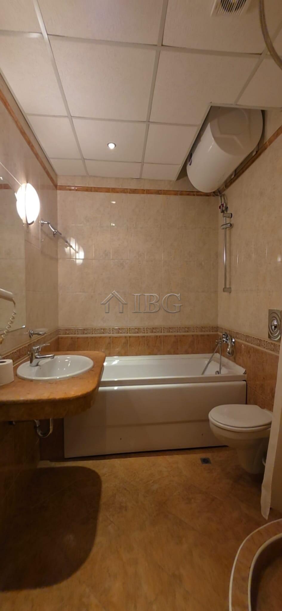 Spacious 1-Bedroom Apartment on the Beachfront in Sunset Resort, Pomorie — photo 14 of 17