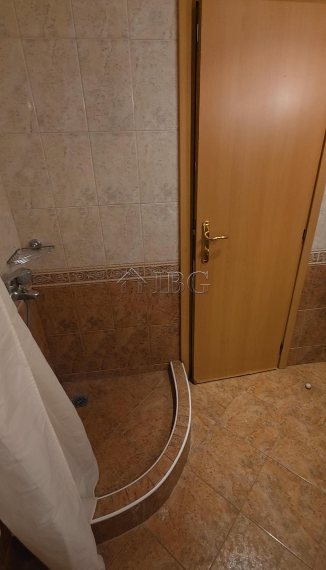 Spacious 1-Bedroom Apartment on the Beachfront in Sunset Resort, Pomorie — photo 15 of 17