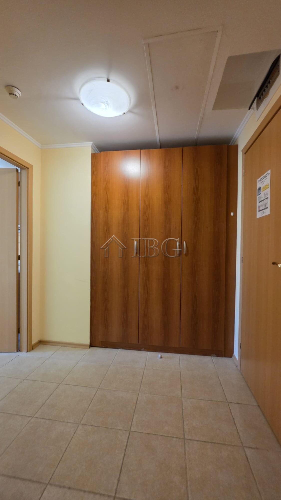 Spacious 1-Bedroom Apartment on the Beachfront in Sunset Resort, Pomorie — photo 16 of 17