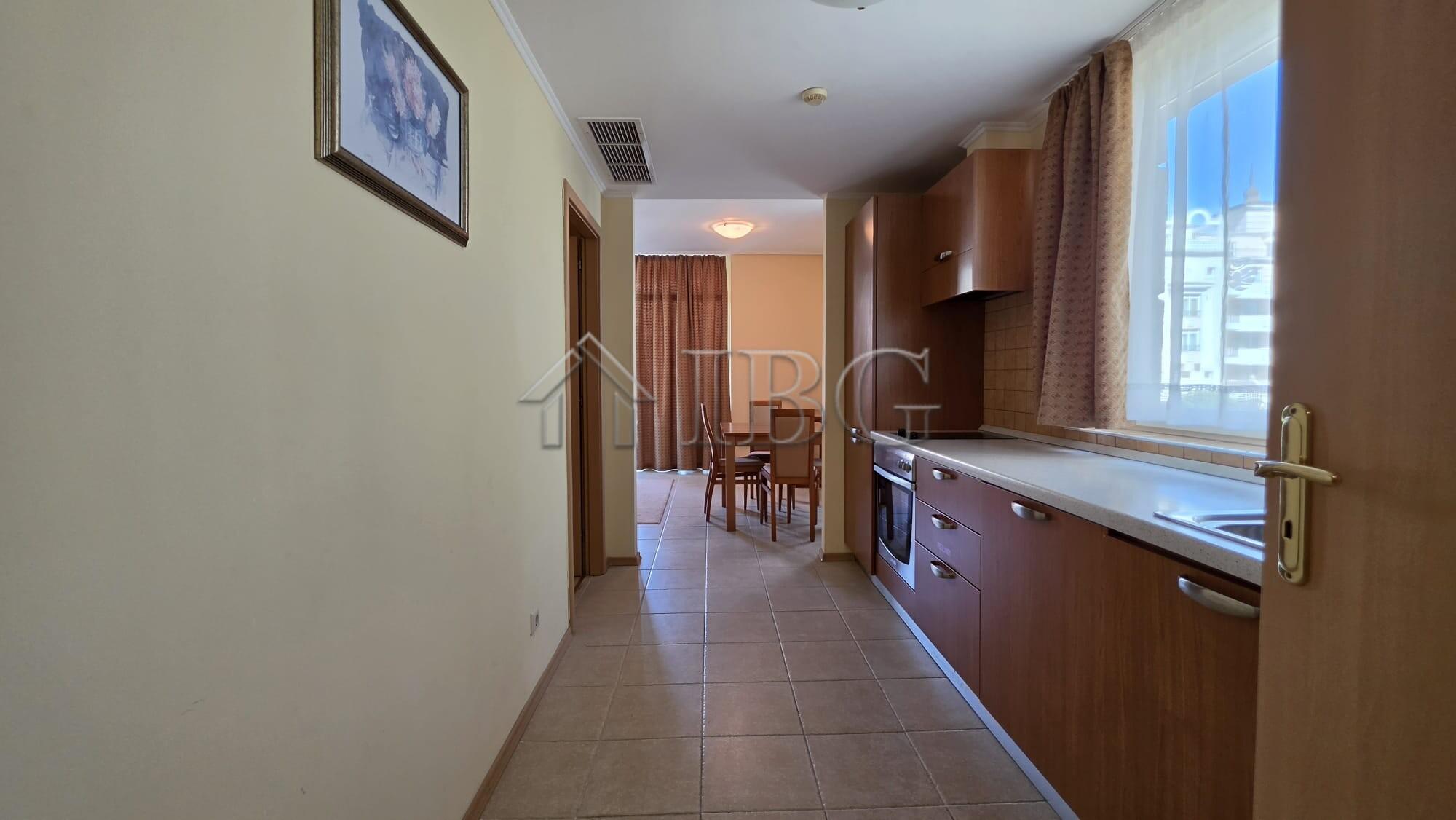 Spacious 1-Bedroom Apartment on the Beachfront in Sunset Resort, Pomorie — photo 9 of 17