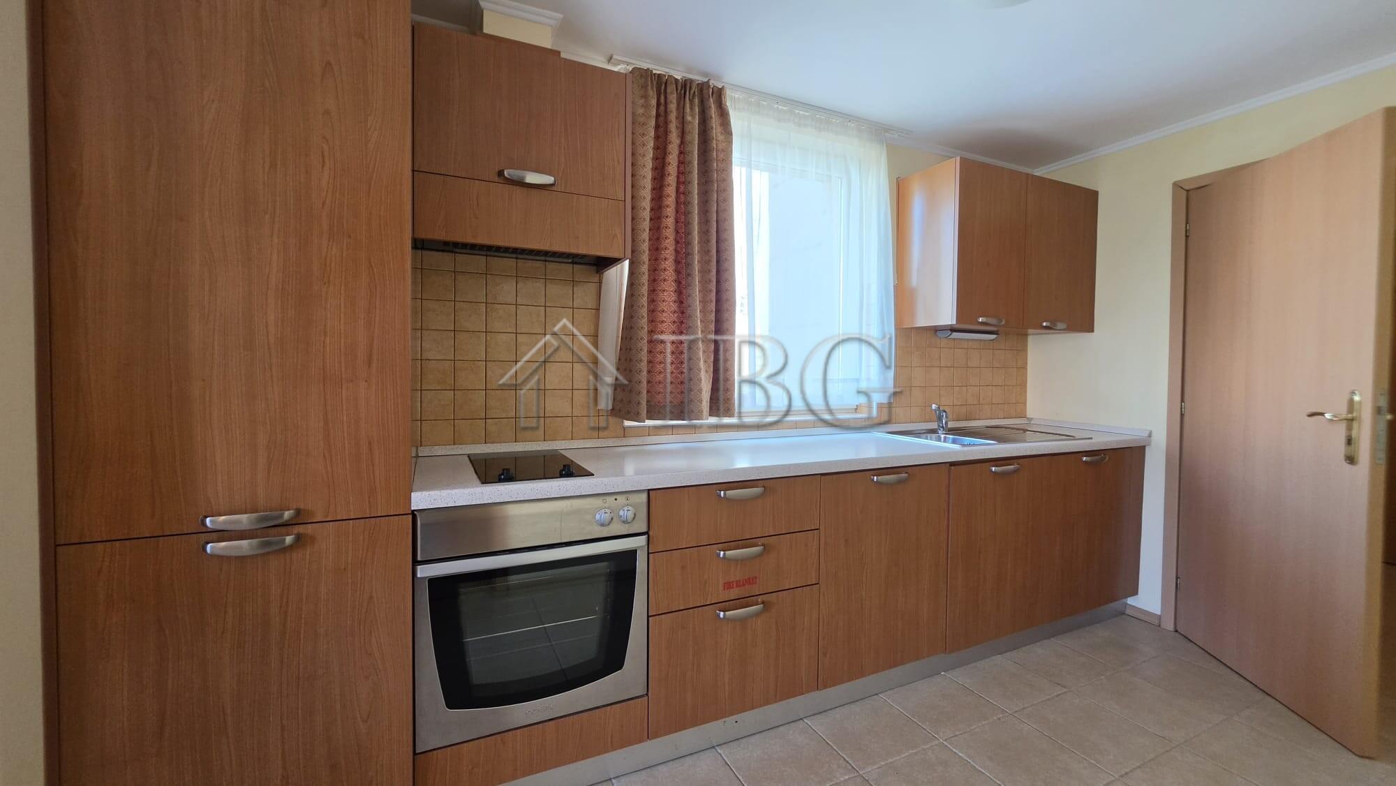 Spacious 1-Bedroom Apartment on the Beachfront in Sunset Resort, Pomorie — photo 8 of 17