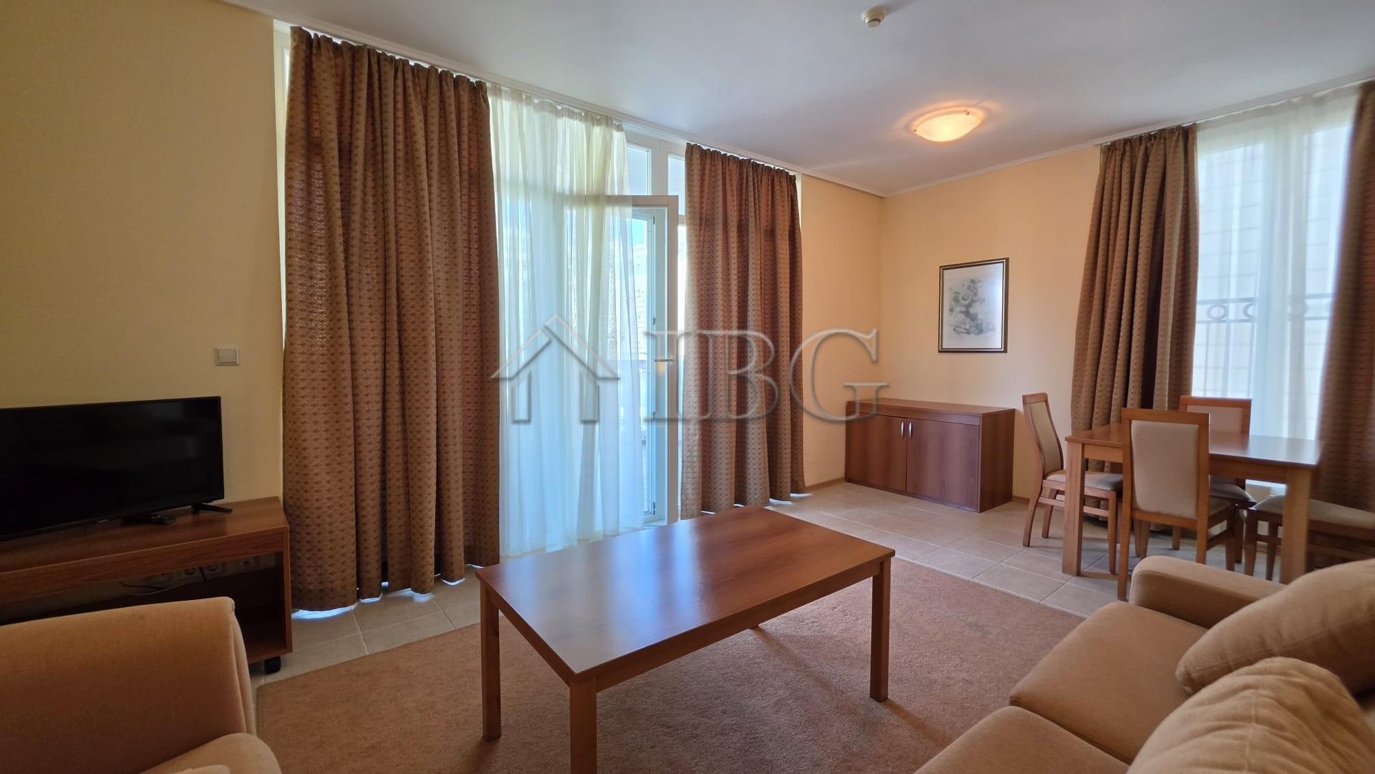Spacious 1-Bedroom Apartment on the Beachfront in Sunset Resort, Pomorie — photo 10 of 17