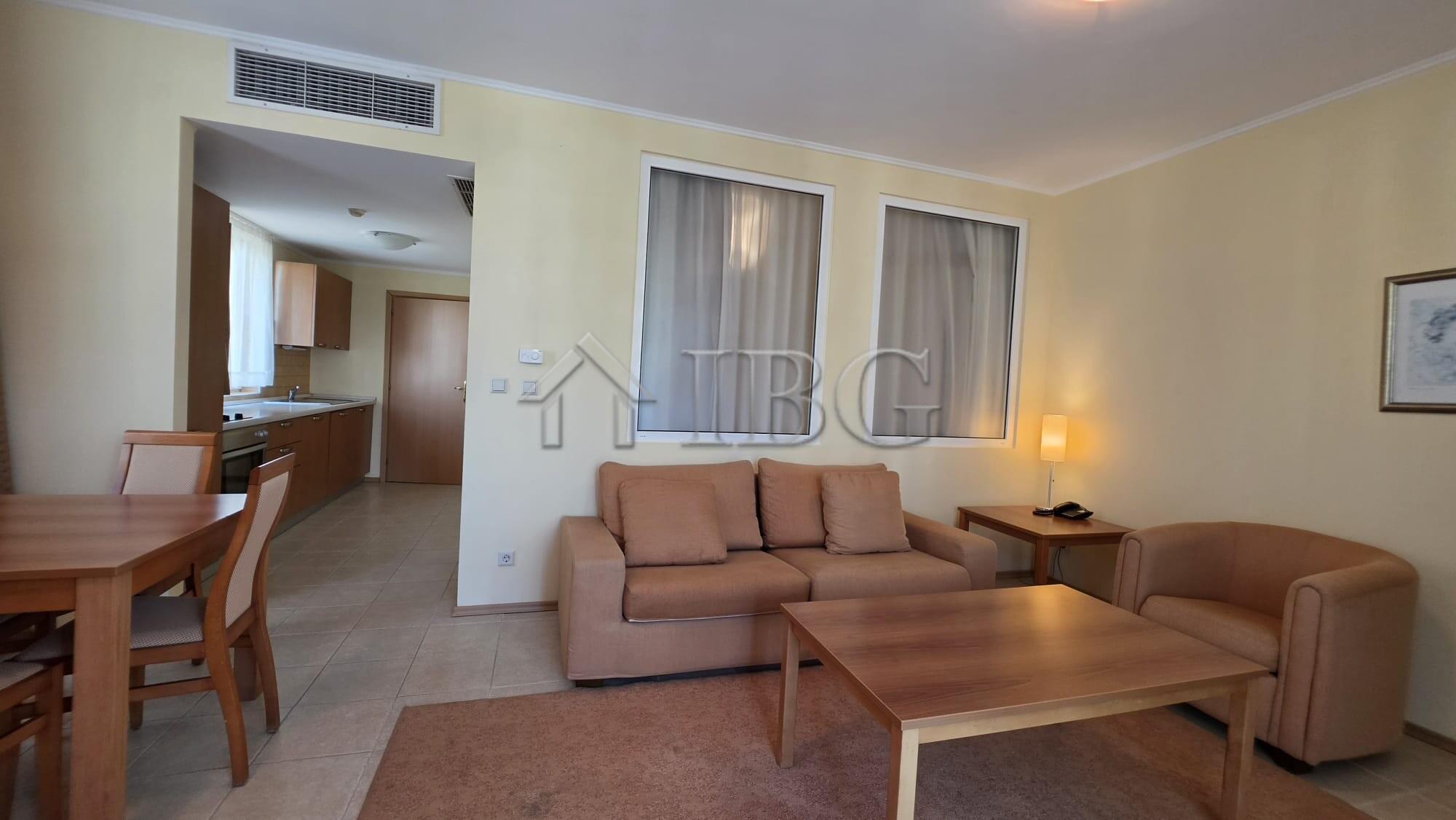 Spacious 1-Bedroom Apartment on the Beachfront in Sunset Resort, Pomorie — photo 7 of 17