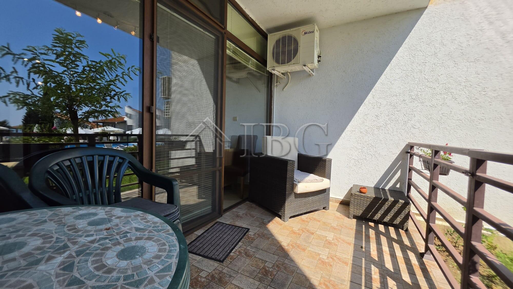 Beachfront 1-Bedroom Apartment with Sea and Pool Views in Diamant, Sveti Vlas — photo 5 of 20