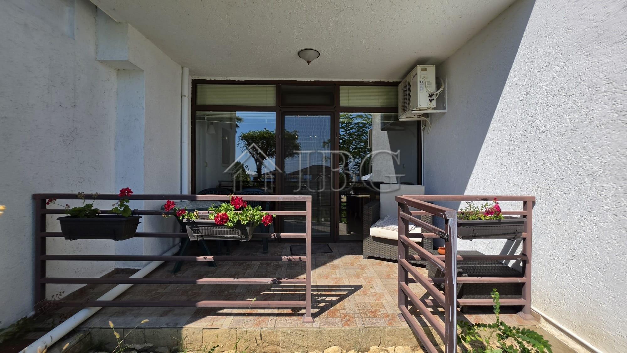 Beachfront 1-Bedroom Apartment with Sea and Pool Views in Diamant, Sveti Vlas — photo 4 of 20