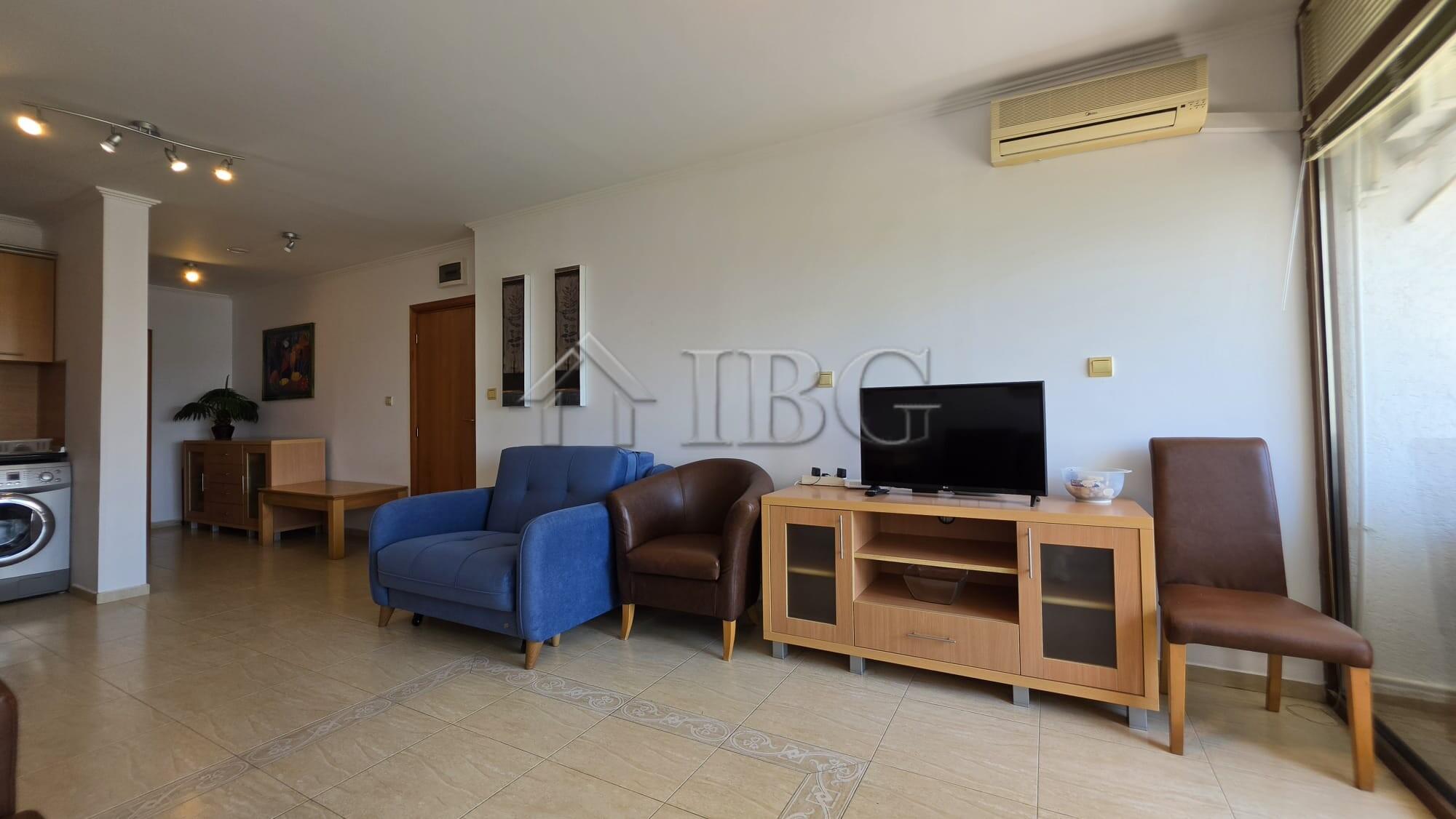 Beachfront 1-Bedroom Apartment with Sea and Pool Views in Diamant, Sveti Vlas — photo 13 of 20