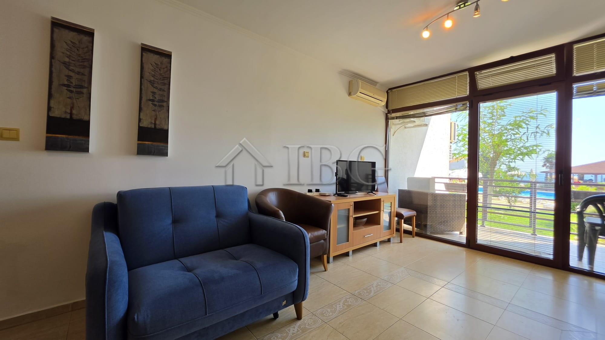 Beachfront 1-Bedroom Apartment with Sea and Pool Views in Diamant, Sveti Vlas — photo 3