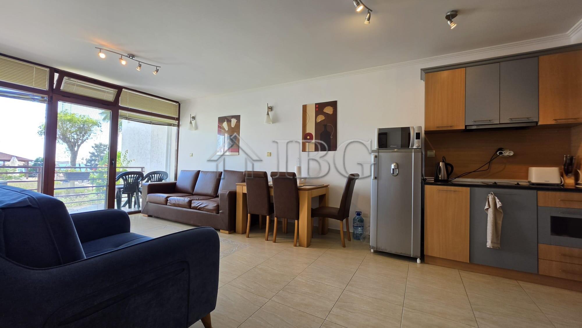 Beachfront 1-Bedroom Apartment with Sea and Pool Views in Diamant, Sveti Vlas — photo 2