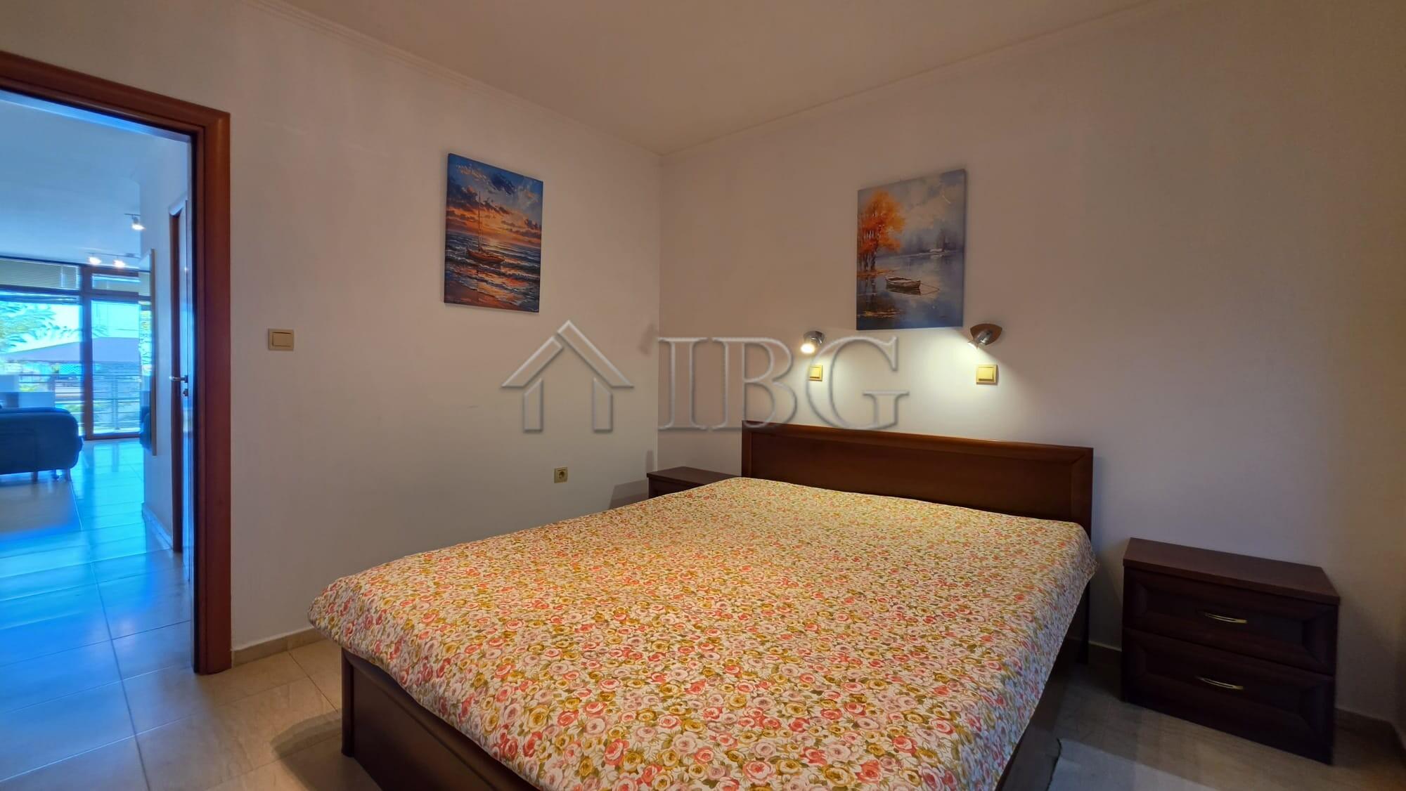Beachfront 1-Bedroom Apartment with Sea and Pool Views in Diamant, Sveti Vlas — photo 9 of 20