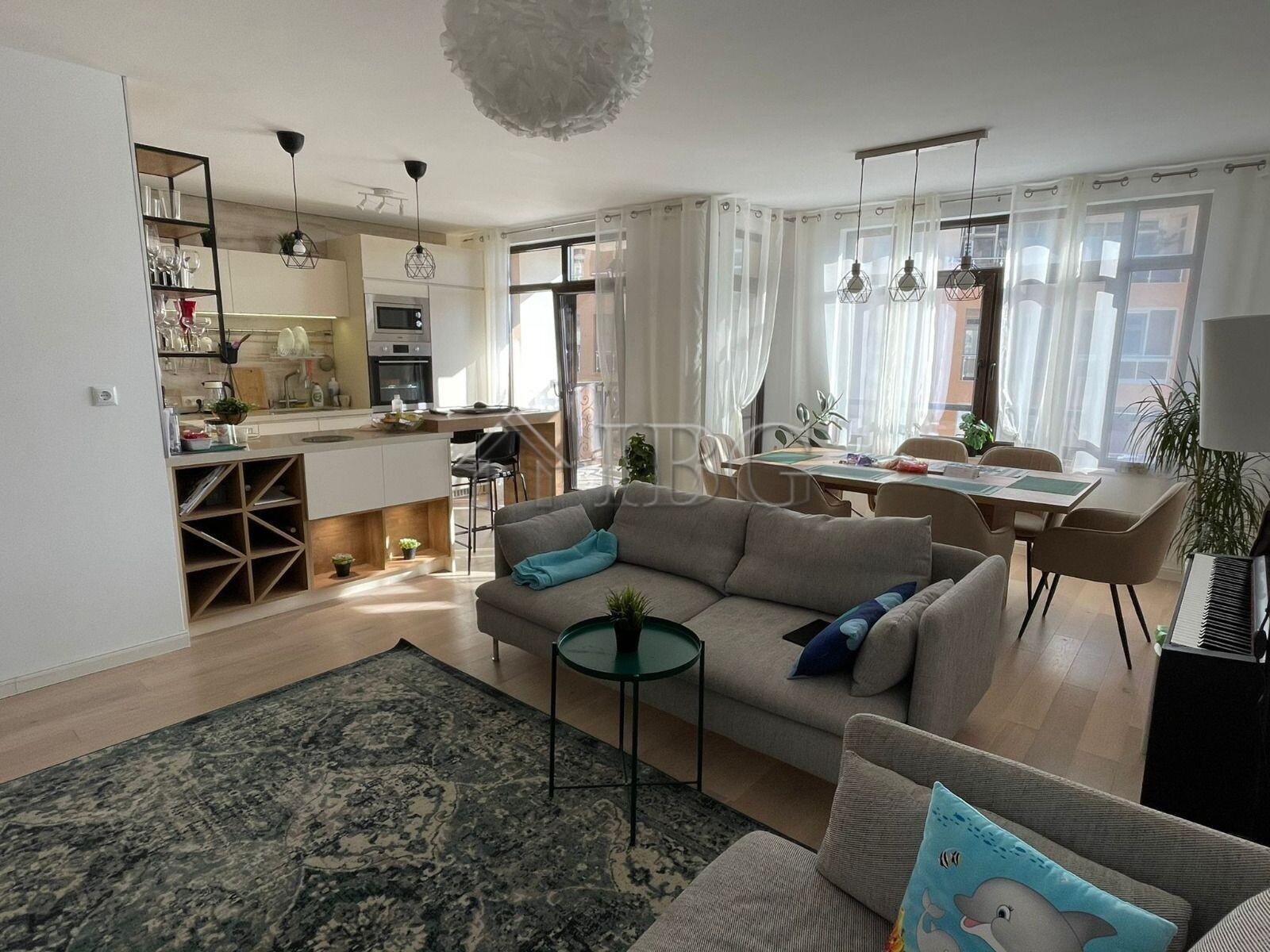 Luxury 4-Bedroom Apartment with Sea View in Aivazovsky Park, Pomorie — Pomorie