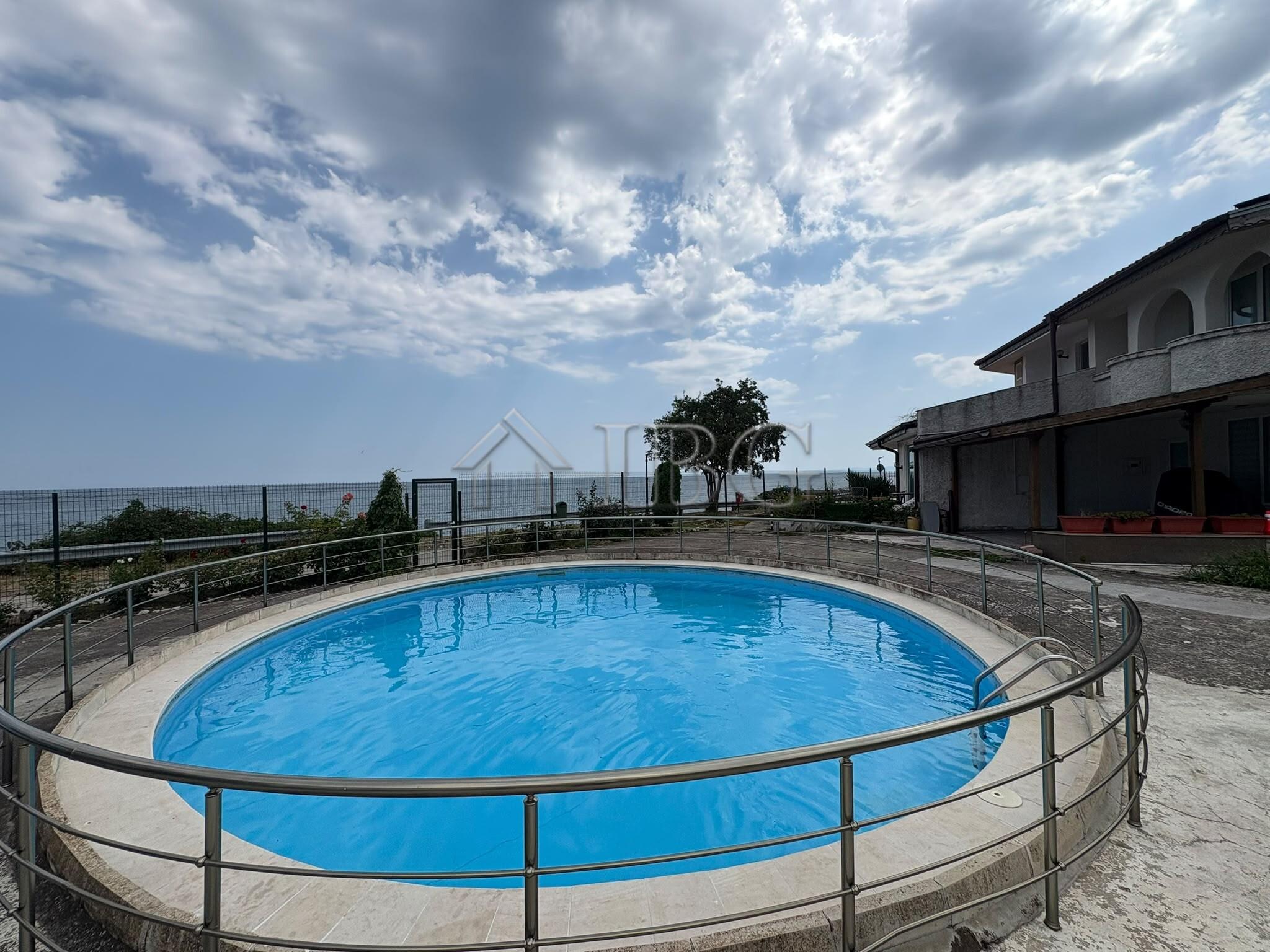 Beachfront 2-Bedroom Duplex with Sea View & Private Parking Oasis, Ravda — photo 8 of 25