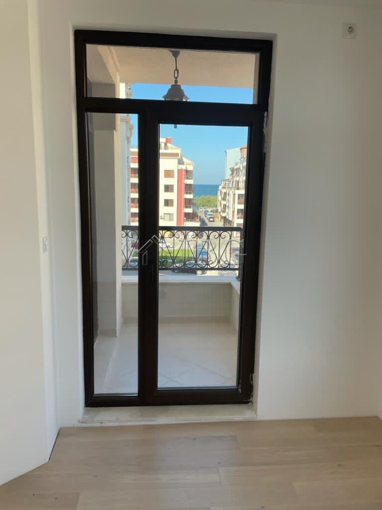 Luxury 4-Bedroom Apartment with Sea View in Aivazovsky Park, Pomorie — photo 9 of 25