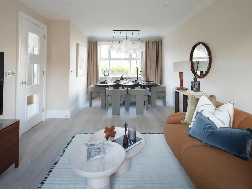 5 Bedroom House for Sale in Trent Park Enfield London — photo 16 of 17