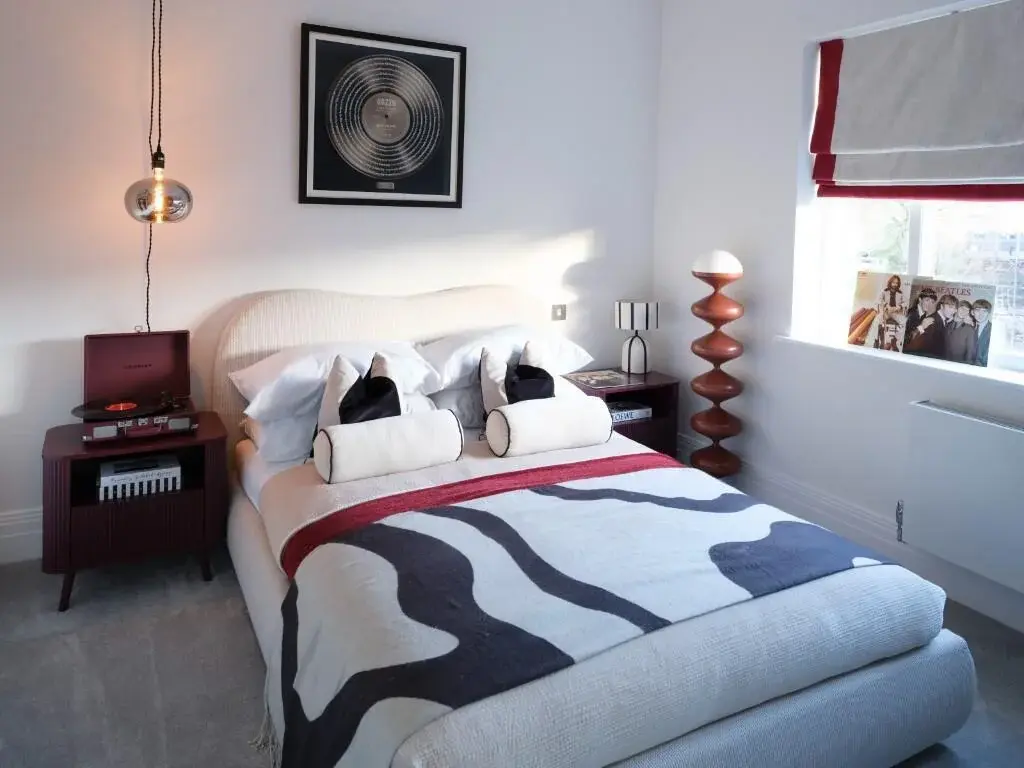 5 Bedroom House for Sale in Trent Park Enfield London — photo 7 of 17