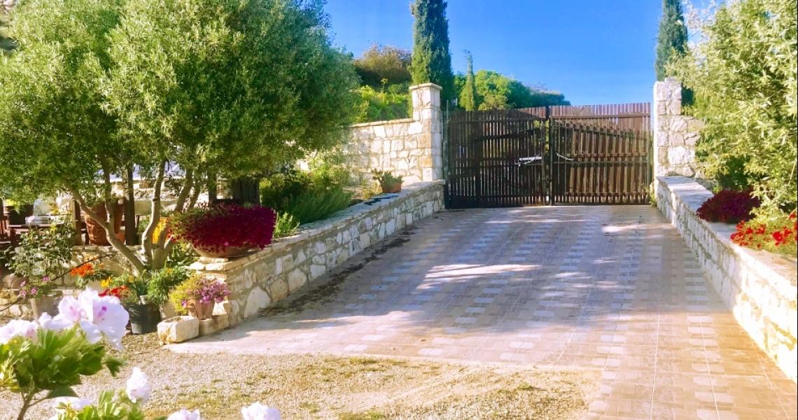 Panoramic spectacular Bungalow for sale near mountain top — photo 21 of 25