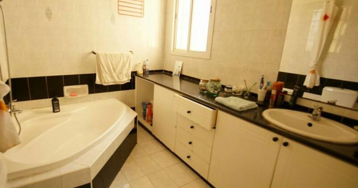 Two detached three-bedroom villas on one large plot in a prime location — photo 11 of 16