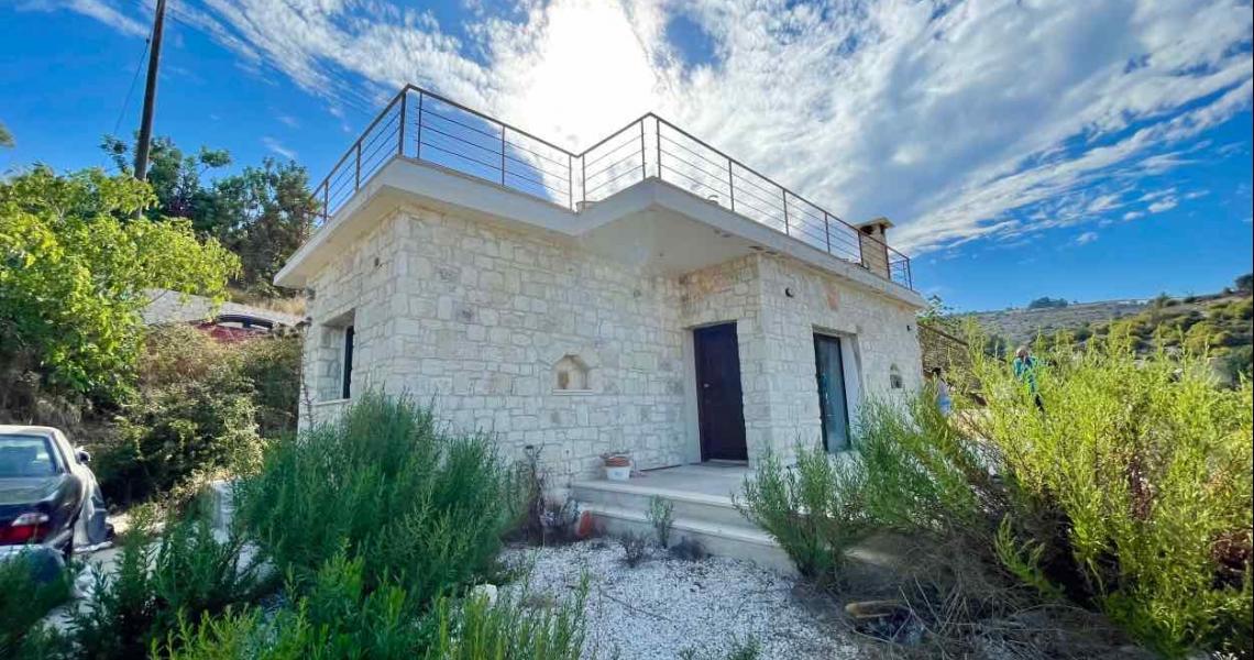 2-Bedroom stone bungalow. Roof terrace and sea views REDUCED — Polis