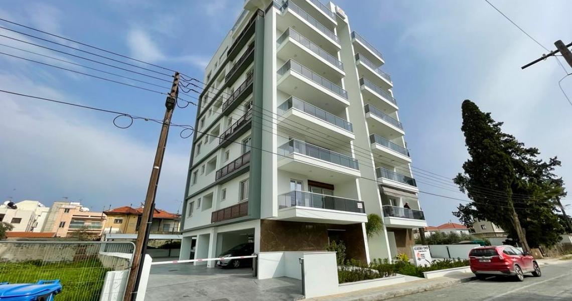 Very large stylish two-bedroom apartment near Finikoudes Promenade — Larnaca