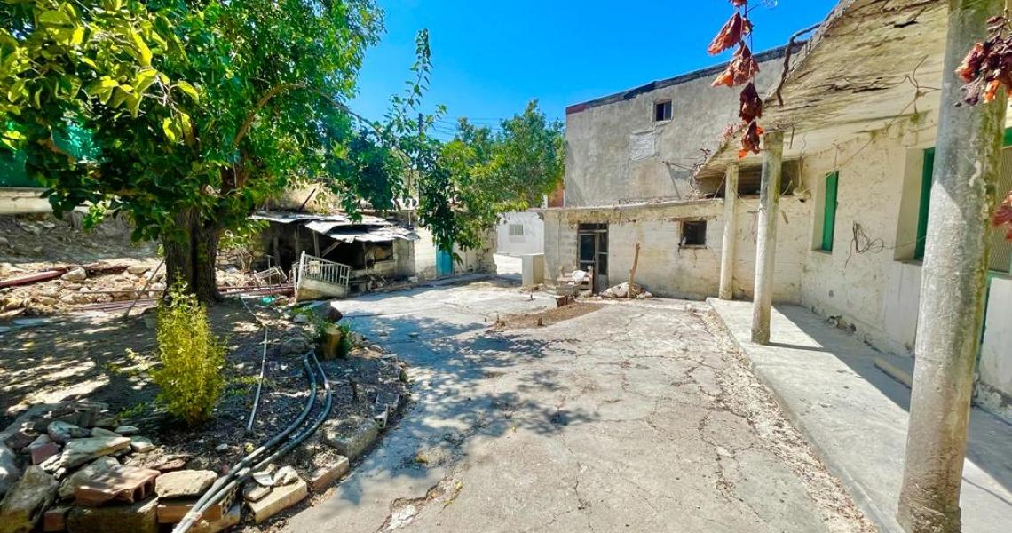 Large village house and plot for sale 10 rooms — Paphos
