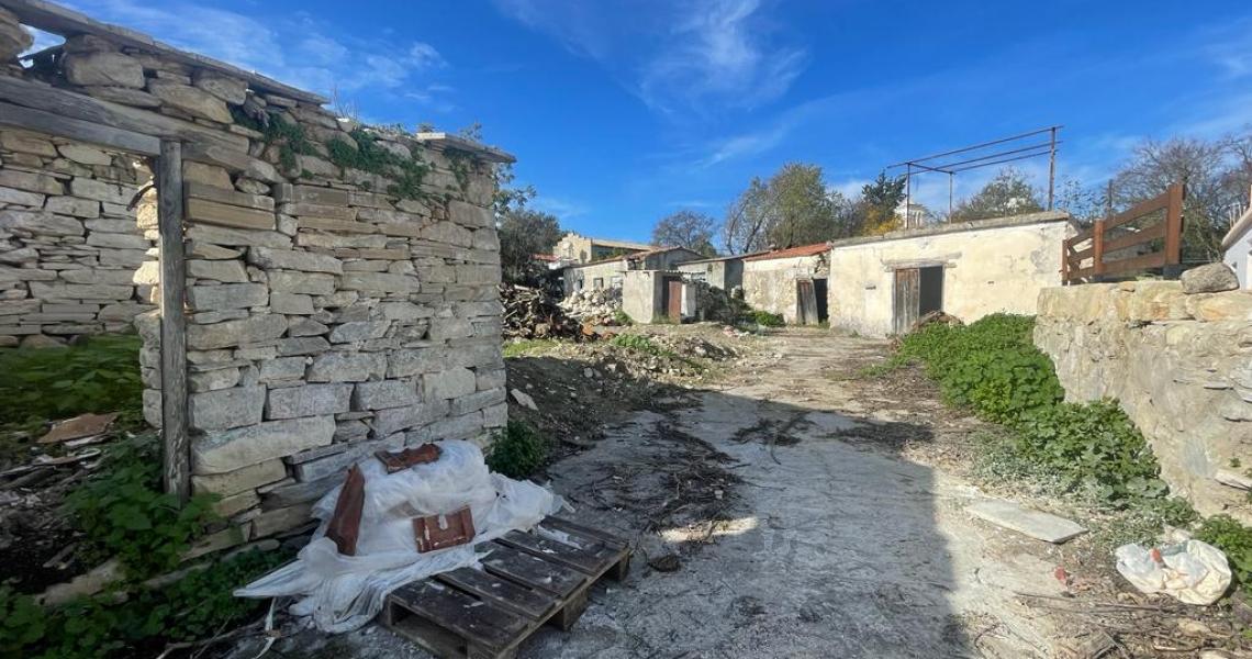 The stone house ready for the process of renovation — photo 7 of 12