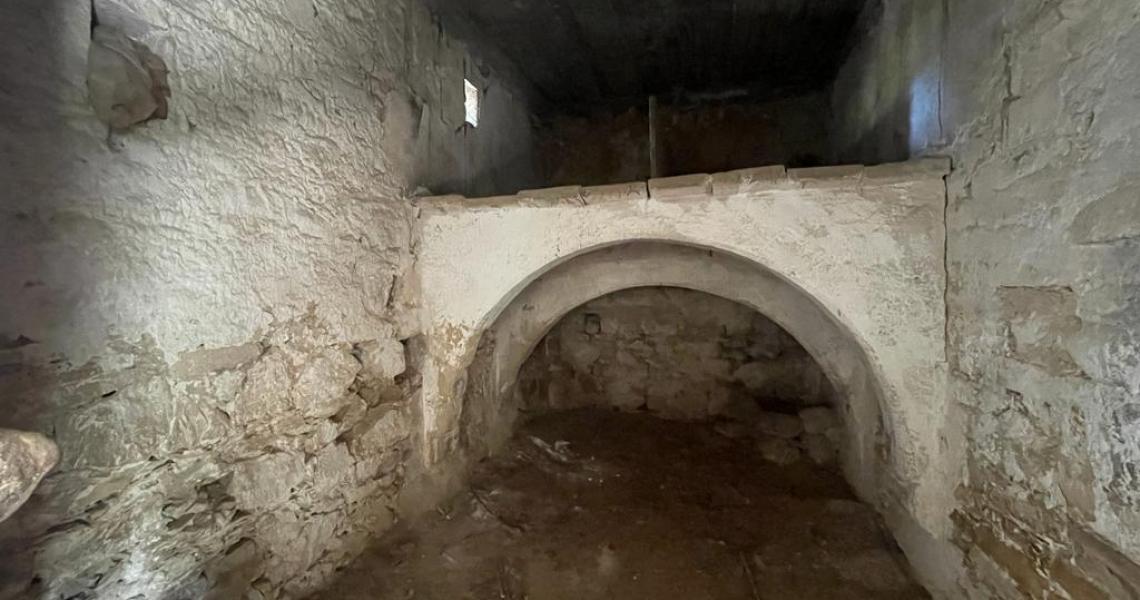 The stone house ready for the process of renovation — photo 10 of 12