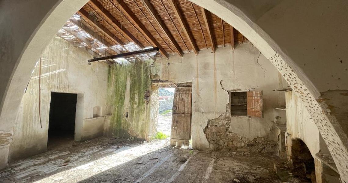 The stone house ready for the process of renovation — photo 11 of 12