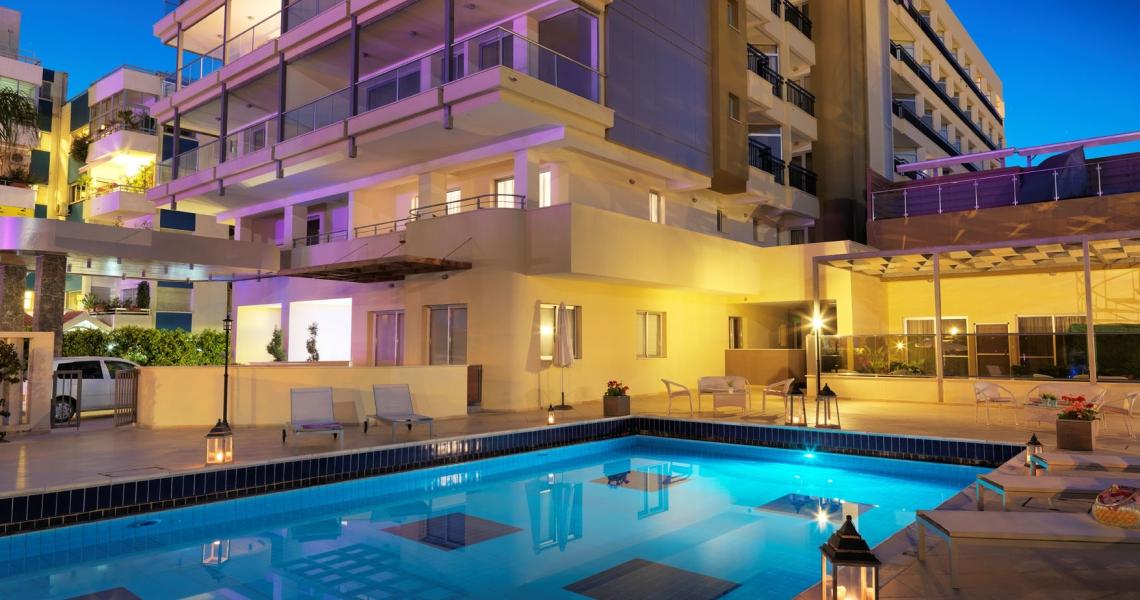 Two-bedroom apartment on the sandy beach — Limassol