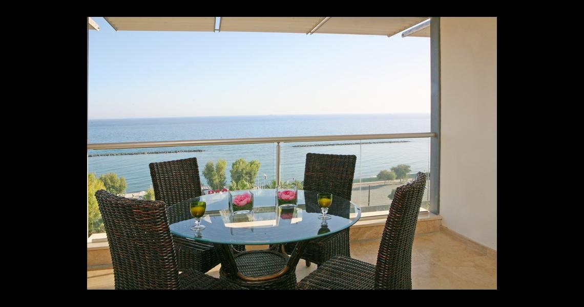 Two-bedroom apartment on the sandy beach — photo 9 of 25