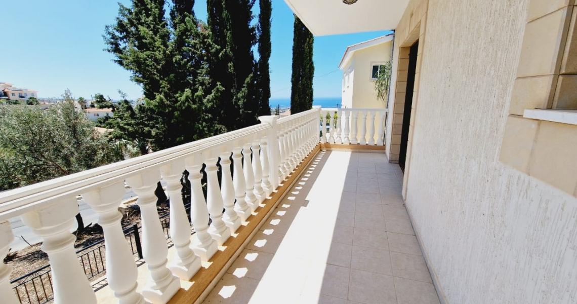Magnificent 4-bedroom Villa overlooking the Sea — photo 13 of 25